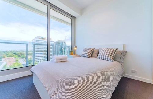 Melbourne Apartment | Pride Fawkner Apt Bay-view 5 Free PARKING+POOL Netflix & Foxtel