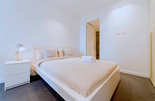 Melbourne Apartment | Pride Fawkner Apt Bay-view 5 Free PARKING+POOL Netflix & Foxtel