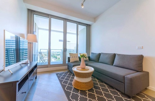 Melbourne Apartment | Pride Fawkner Apt Bay-view 5 Free PARKING+POOL Netflix & Foxtel