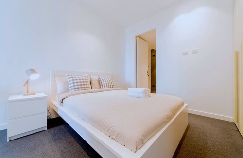 Melbourne Apartment | Pride Fawkner Apt Bay-view 4 Free PARKING+POOL Netflix & Foxtel