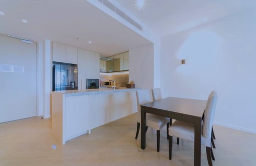 Melbourne Apartment | Pride Fawkner Apt Bay-view 4 Free PARKING+POOL Netflix & Foxtel