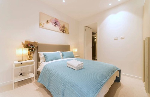 Melbourne Apartment | Pride Fawkner Apt Bay-view (LXII) *PARKING+POOL/GYM 55' Smart TV Netflix & Foxtel
