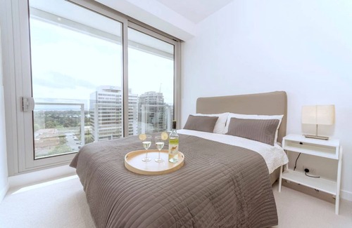 Melbourne Apartment | Pride Fawkner Apt Bay-view (LXII) *PARKING+POOL/GYM 55' Smart TV Netflix & Foxtel