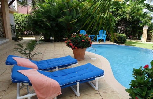Black Rock House | "Pride of Courland" Beachfront Apartments With Pool By Carribbean Sea - Ap. Hummingbird