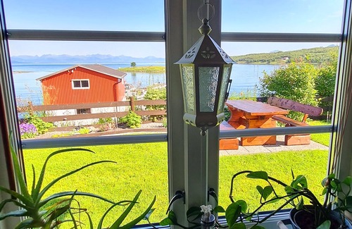 Hadsel Apartment | Prima Lofoten apartment by the seafront with midnight sun.