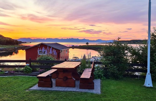 Hadsel Apartment | Prima Lofoten apartment by the seafront with midnight sun.