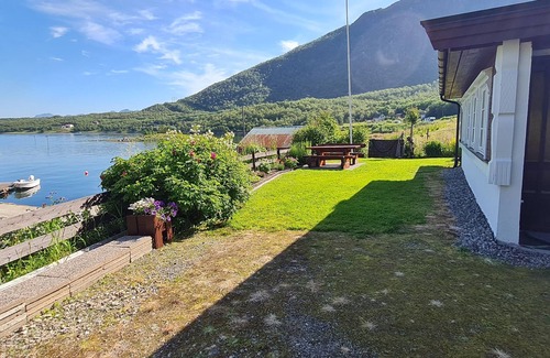 Hadsel Apartment | Prima Lofoten apartment by the seafront with midnight sun.