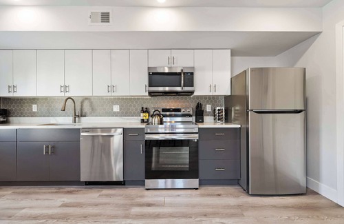Center City Apartment | Prime 1 Bedroom, 2 Bath Apt w/Paid Parking