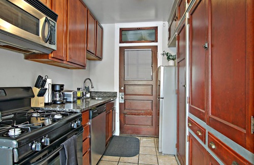 Old Irving Park Apartment | Prime 1BR Apt - Cullom F2