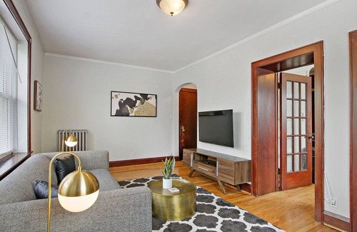Old Irving Park Apartment | Prime 1BR Apt - Cullom F2