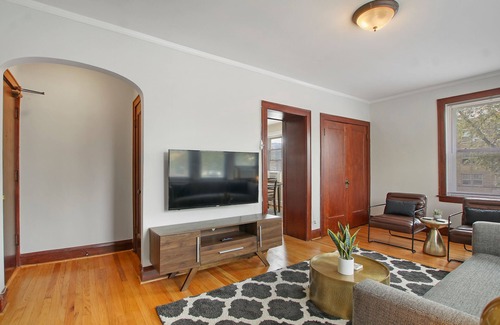 Old Irving Park Apartment | Prime 1BR Apt - Cullom F2