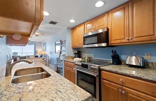 Madeira Beach Condo | Prime Beachfront Balcony - Madeira Norte #311
