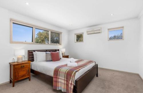 Barwon Heads House | Prime Coastal Hideaway, 450m to beach and river