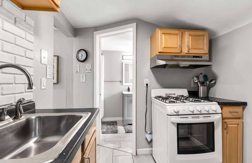 Warren Apartment | Prime Location! 2BR, King Bed w/Private Laundry