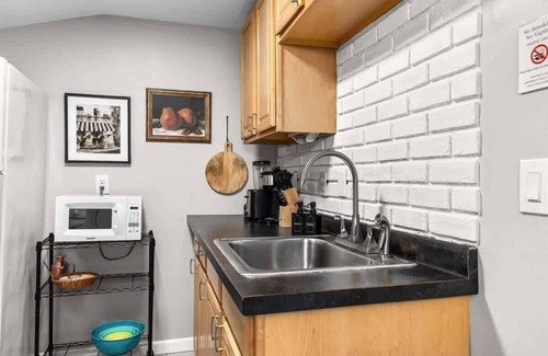 Warren Apartment | Prime Location! 2BR, King Bed w/Private Laundry