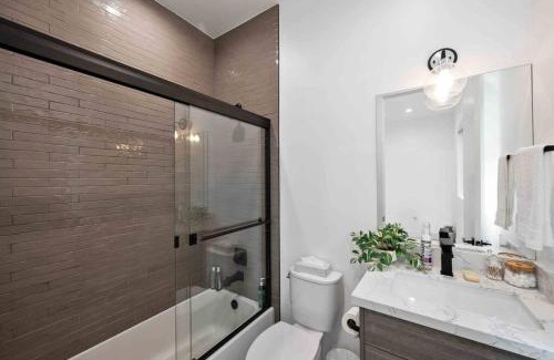 Larchmont House | Prime Location 3BD 3BA Luxury Living in LA