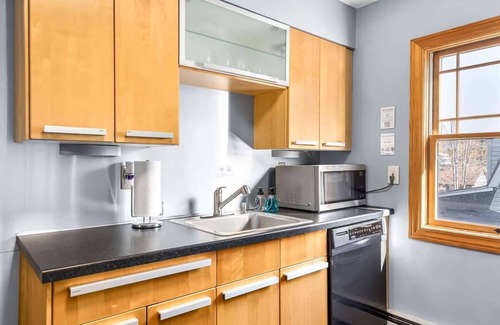Royal Oak Apartment | Prime Location! Charming 2BR, Royal Oak Downtown