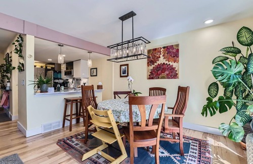 Glenwood Grove - North Iris House | Prime Location - Cozy Modern 2-bedroom townhome in beautiful Boulder w/WiFi, AC