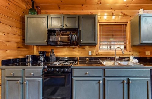 Gatlinburg - Pigeon Forge Cabin | ★ Prime Location ★ Fun Family Getaway ★