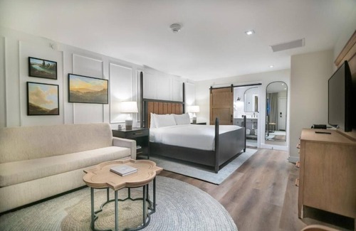 Midway Hotel | Prime Location! Inviting Haven w/Outdoor sports & Pool near Mountain Adventures!