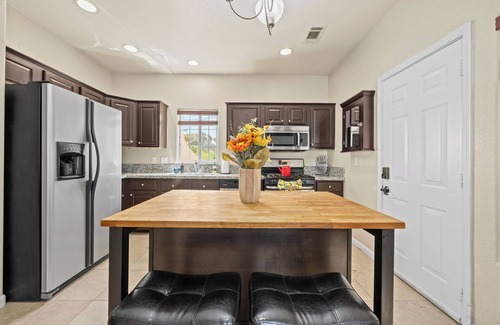 Golden Hill House | Prime Location: Modern Comfort 5 Minutes from Zoo, Beach & Downtown