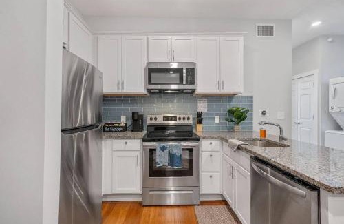 Over-the-Rhine Apartment | Prime OTR off Vine St, Lux Full Bed, Fast WiFi, Fully Equipped, 50in TV, Sleeps 4ppl
