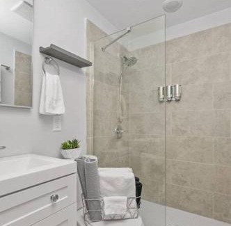Over-the-Rhine Apartment | Prime OTR off Vine St, Lux Full Bed, Fast WiFi, Fully Equipped, 50in TV, Sleeps 4ppl