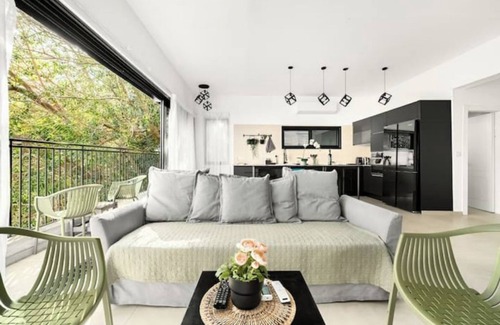 Kerem HaTeimanim Apartment | Prime Rotshield 3BR + Balcony
