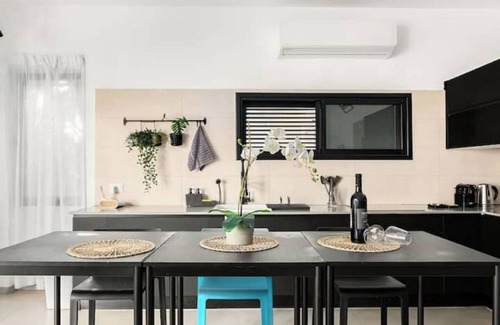 Kerem HaTeimanim Apartment | Prime Rotshield 3BR + Balcony