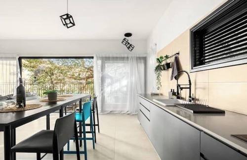 Kerem HaTeimanim Apartment | Prime Rotshield 3BR + Balcony