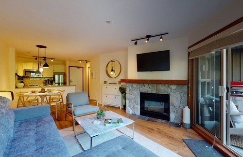 Whistler Condo | Prime Ski-in Ski-out Location! Pool, Hot tubs, BBQ, sleeps 4 (261)