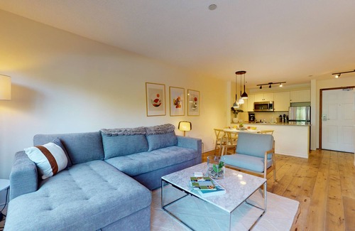 Whistler Condo | Prime Ski-in Ski-out Location! Pool, Hot tubs, BBQ, sleeps 4 (261)