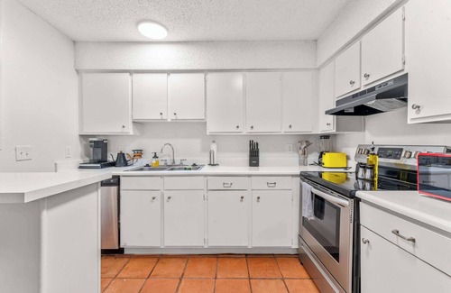 Windsor Park Apartment | Prime SoCo airy 2BR king suite w/pool, parking