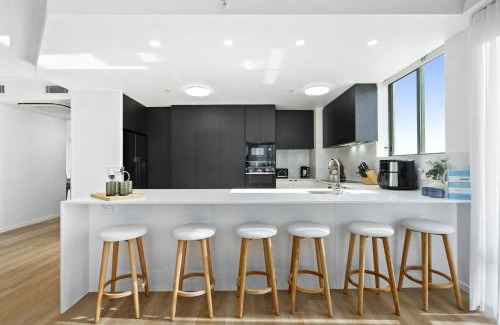 Surfers Paradise Apartment | Prime Views from 4 Bedroom NEWLY RENOVATED Ocean Unit at Sun City - Q Stay