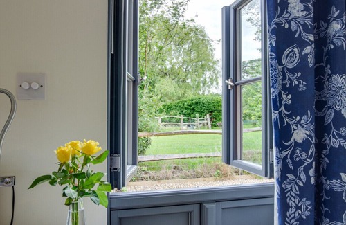 Mayfield House | Primrose Lodge - One Bedroom House, Sleeps 2