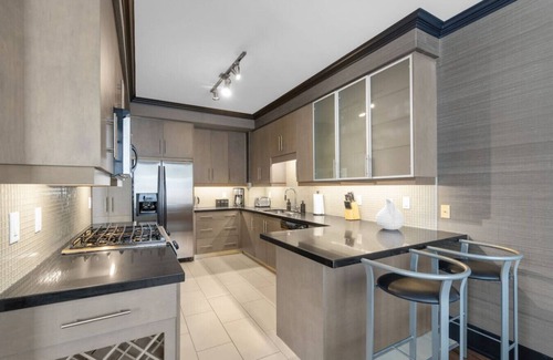 Toronto Entertainment District Hotel | Priscilla Suites - CN Tower Views - Free Parking