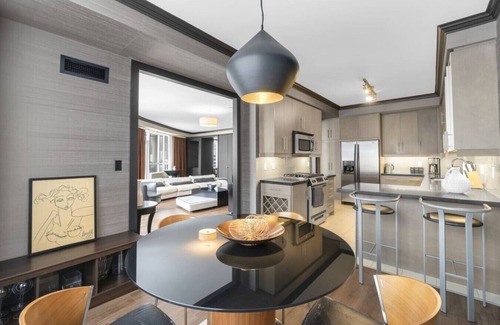 Toronto Entertainment District Hotel | Priscilla Suites - CN Tower Views - Free Parking