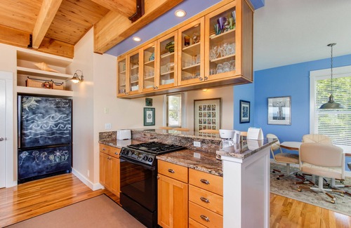 Lincoln City House | Pristine Home with Stunning Views, Short Walk to Beach - Right in Town