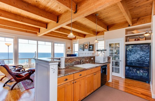 Lincoln City House | Pristine Home with Stunning Views, Short Walk to Beach - Right in Town