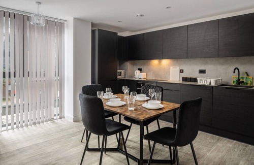 Old Trafford Apartment | Pristine Old Trafford & City 2BD 2BT Apt - Balcony
