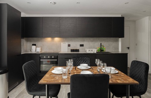 Old Trafford Apartment | Pristine Old Trafford & City 2BD 2BT Apt - Balcony