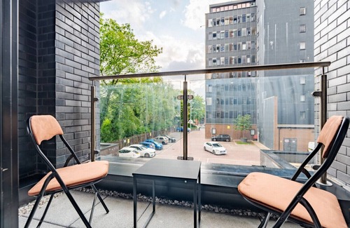 Old Trafford Apartment | Pristine Old Trafford & City 2BD 2BT Apt - Balcony