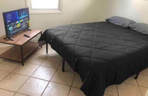 Woodbridge Apartment | Private 2-bed house with free parking and 15-min walk to direct NYC Manhattan train