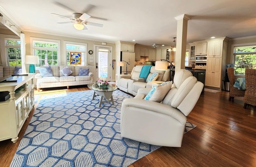 Jamestown House | Private 6-Bedroom – Walk to Beach