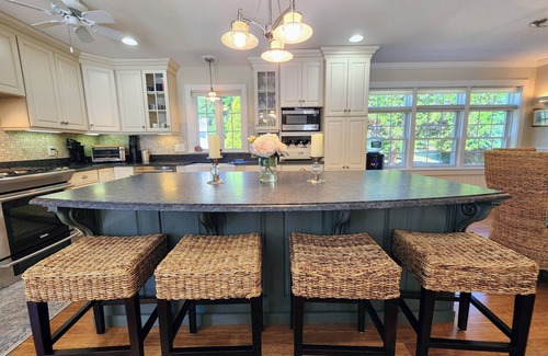 Jamestown House | Private 6-Bedroom – Walk to Beach
