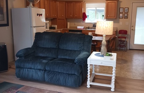 Oatfield Apartment | Private and Comfy Milwaukie Apartment