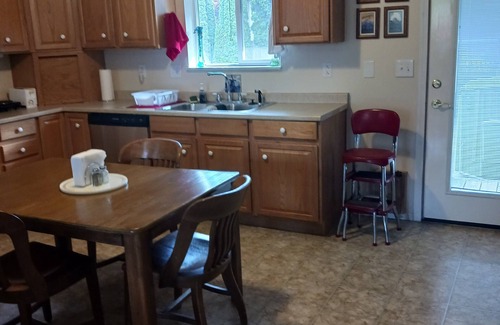 Oatfield Apartment | Private and Comfy Milwaukie Apartment