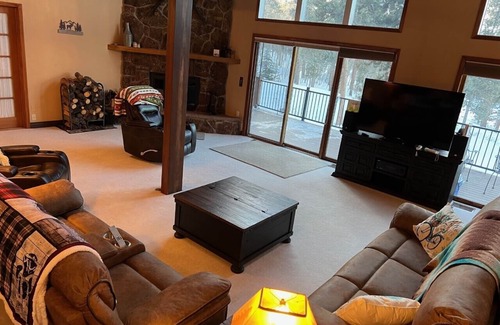 Sunset Ridge House | Private and spacious 4bd Cabin-360 views of nature Close to skiing!
