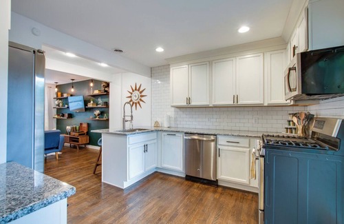 East Bank House | Private Backyard 2mi to Downtown