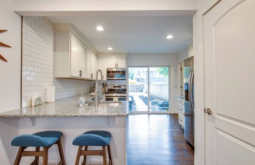 East Bank House | Private Backyard 2mi to Downtown